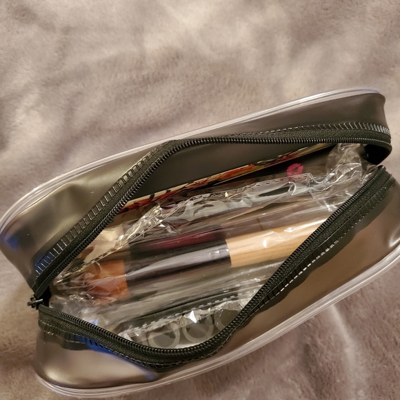 Makeup Kit - Picture 4 of 4